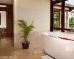 komaneka-rasa-sayang-roof-top-villa-bath-upGal6